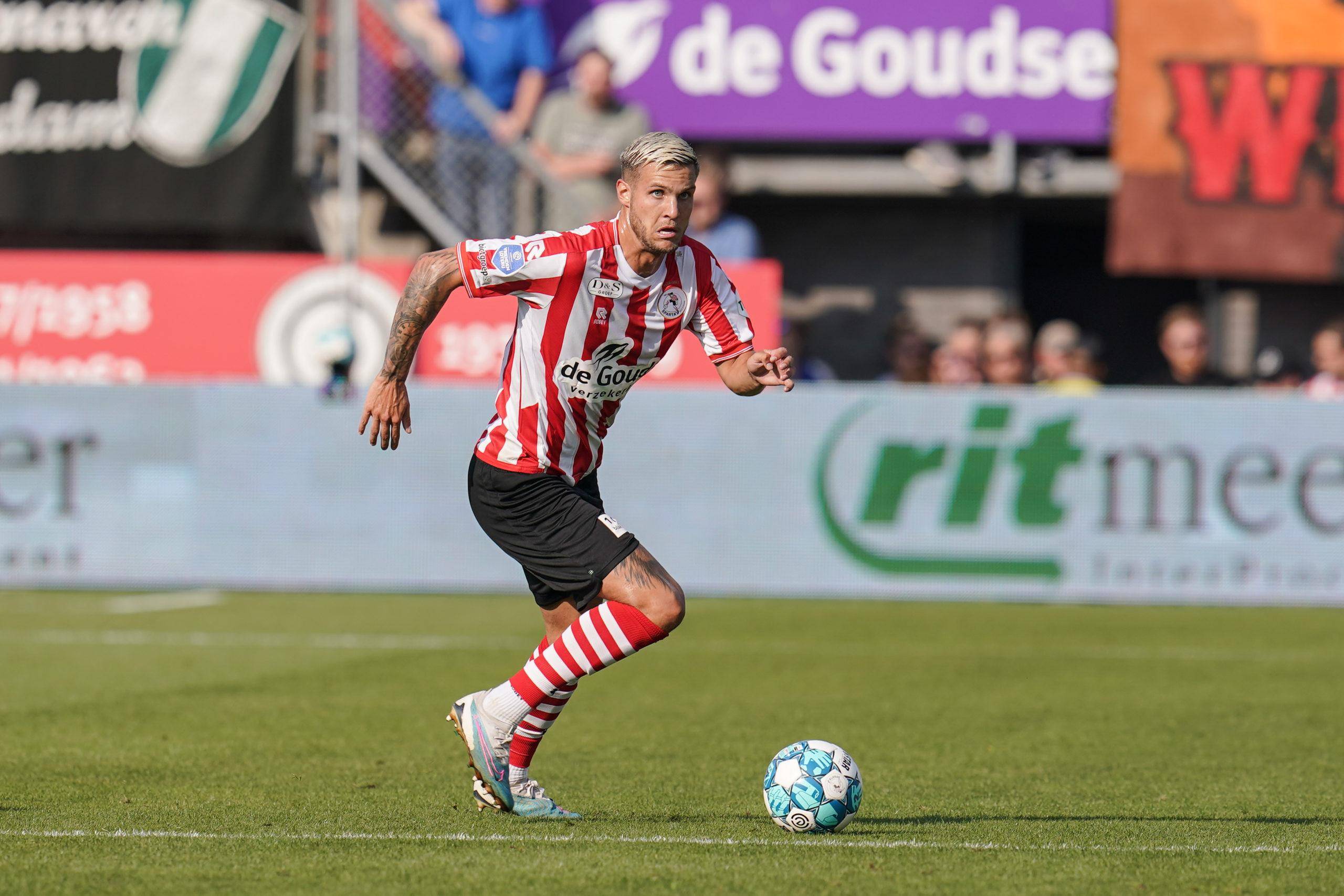 背景下的一 背景下的一